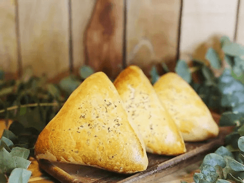 Esfiha de Frango com Queijo - La Fine Cakes